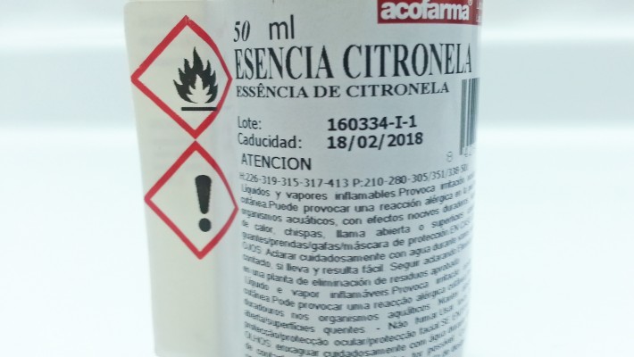 Solución repelente de aceite de citronella