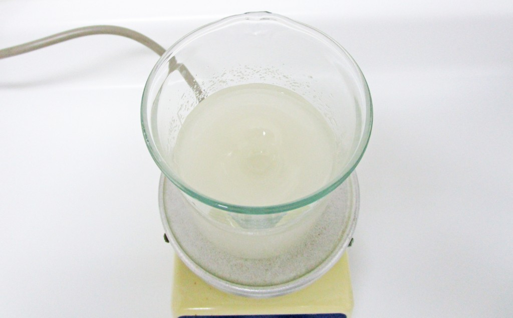 Proceso de disolución de la sacarosa en el agua purificada empleando un agitador magnético