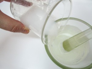 Adición de la emulsión fluida o/w sobre la mezcla pulverulenta previamente humectada con glicerina