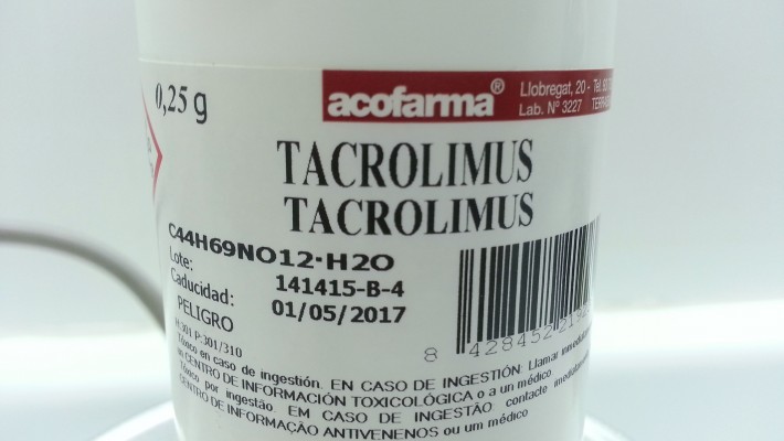 Emulsión de tacrólimus y clobetasol